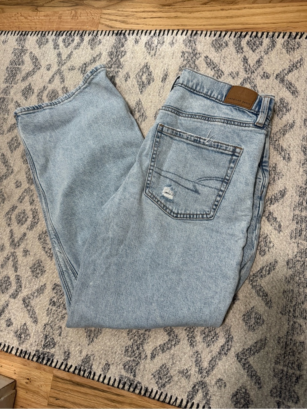Light Wash Women’s stovepipe Jeans - American Eagle - Classic Straight Fit